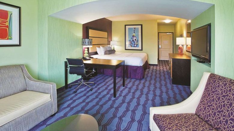<b>La Quinta Inn & Suites Hinesville Room</b>. Images powered by <a href="https://iceportal.shijigroup.com/" title="IcePortal" target="_blank">IcePortal</a>.