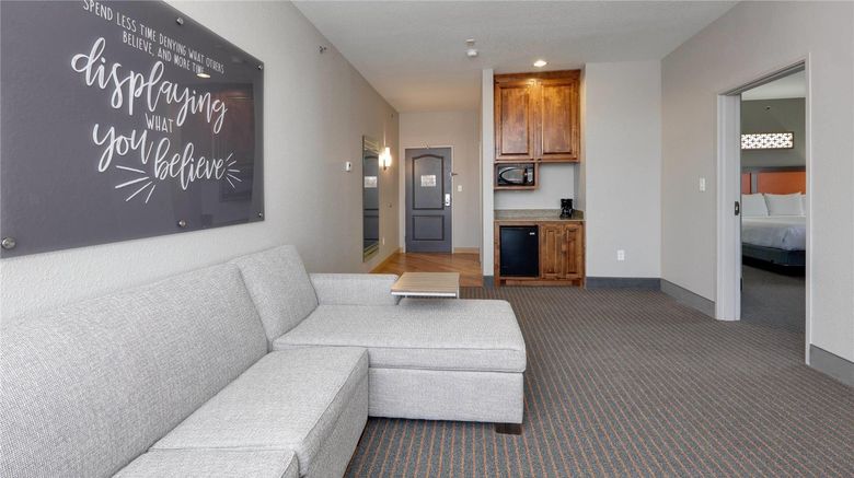 <b>La Quinta Inn & Suites Dallas Love Field Suite</b>. Images powered by <a href="https://iceportal.shijigroup.com/" title="IcePortal" target="_blank">IcePortal</a>.