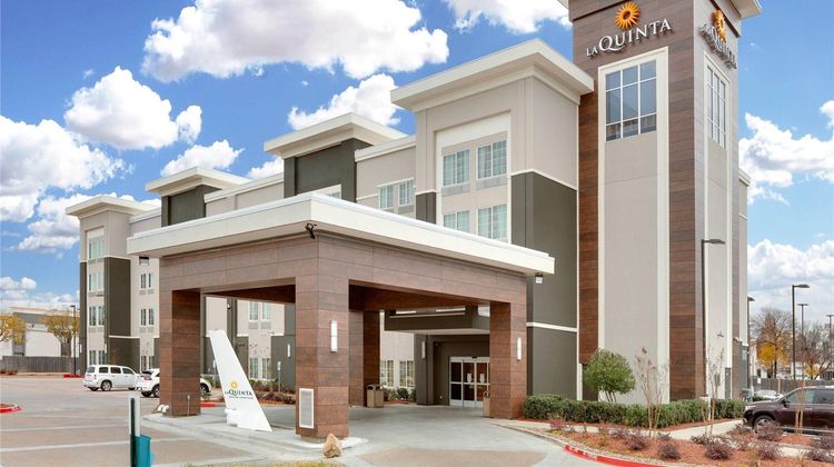 La Quinta Inn & Suites Dallas Love Field Exterior
