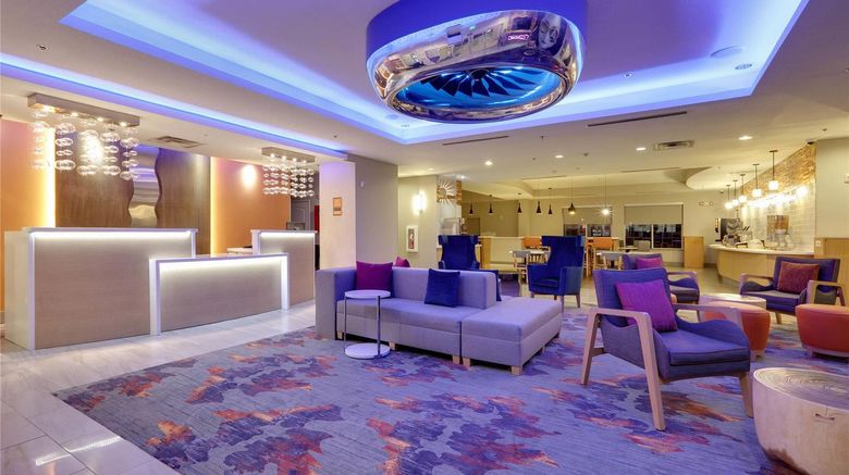 <b>La Quinta Inn & Suites Dallas Love Field Lobby</b>. Images powered by <a href="https://iceportal.shijigroup.com/" title="IcePortal" target="_blank">IcePortal</a>.