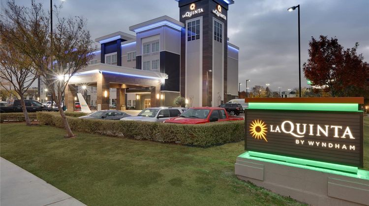 La Quinta Inn & Suites Dallas Love Field Exterior