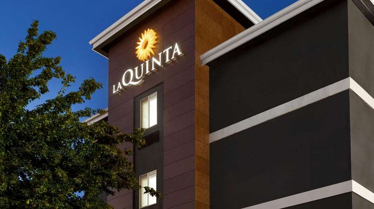 La Quinta Inn & Suites Salem Exterior