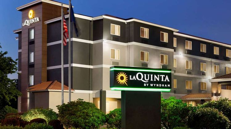 La Quinta Inn & Suites Salem Exterior