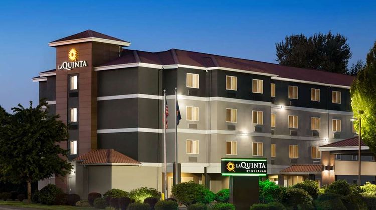 La Quinta Inn & Suites Salem Exterior