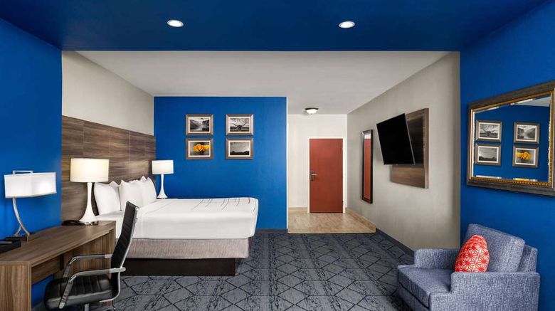 <b>La Quinta Inn & Suites Denton Room</b>. Images powered by <a href="https://iceportal.shijigroup.com/" title="IcePortal" target="_blank">IcePortal</a>.