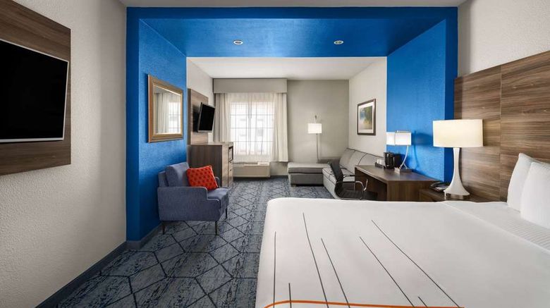 <b>La Quinta Inn & Suites Denton Room</b>. Images powered by <a href="https://iceportal.shijigroup.com/" title="IcePortal" target="_blank">IcePortal</a>.