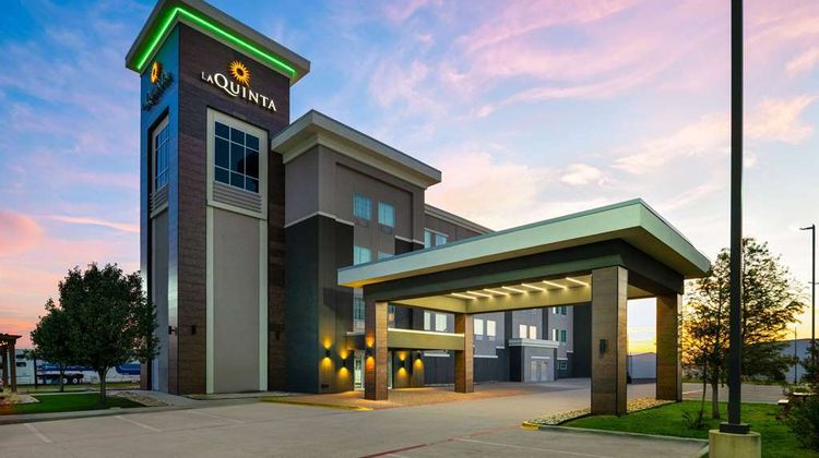 La Quinta Inn & Suites Denton Exterior