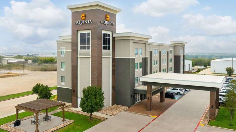 La Quinta Inn & Suites Denton Exterior