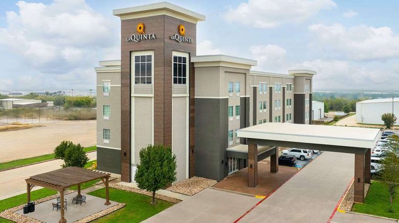 <b>La Quinta Inn & Suites Denton Exterior</b>. Images powered by <a href="https://iceportal.shijigroup.com/" title="IcePortal" target="_blank">IcePortal</a>.