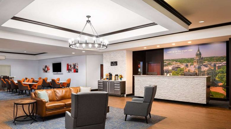 <b>La Quinta Inn & Suites Denton Lobby</b>. Images powered by <a href="https://iceportal.shijigroup.com/" title="IcePortal" target="_blank">IcePortal</a>.