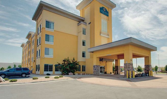 La Quinta Inn & Suites Gateway Park Exterior