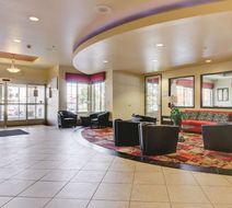 La Quinta Inn & Suites Gateway Park Lobby