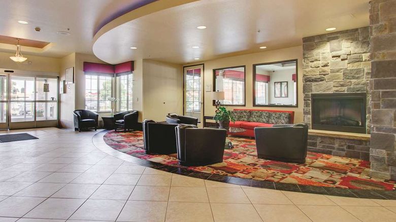 <b>La Quinta Inn & Suites Gateway Park Lobby</b>. Images powered by <a href="https://iceportal.shijigroup.com/" title="IcePortal" target="_blank">IcePortal</a>.