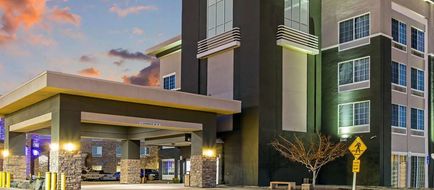 La Quinta Inn & Suites Gateway Park Exterior