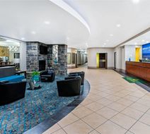 La Quinta Inn & Suites Gateway Park Lobby