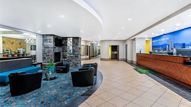 La Quinta Inn & Suites Gateway Park Lobby