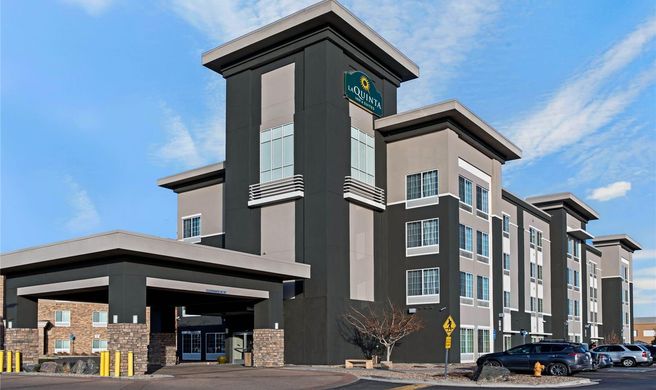 La Quinta Inn & Suites Gateway Park Exterior