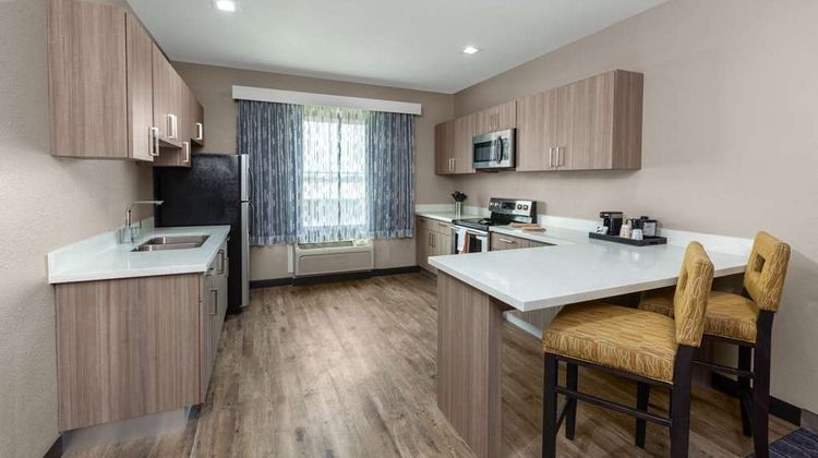La Quinta Inn and Suites Channelview Suite