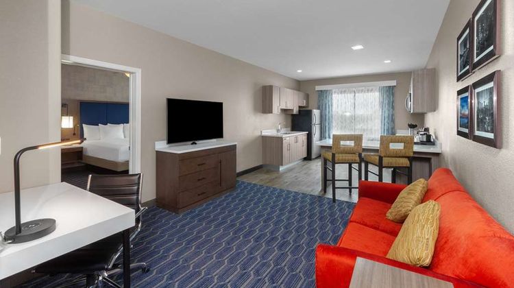 La Quinta Inn and Suites Channelview Suite