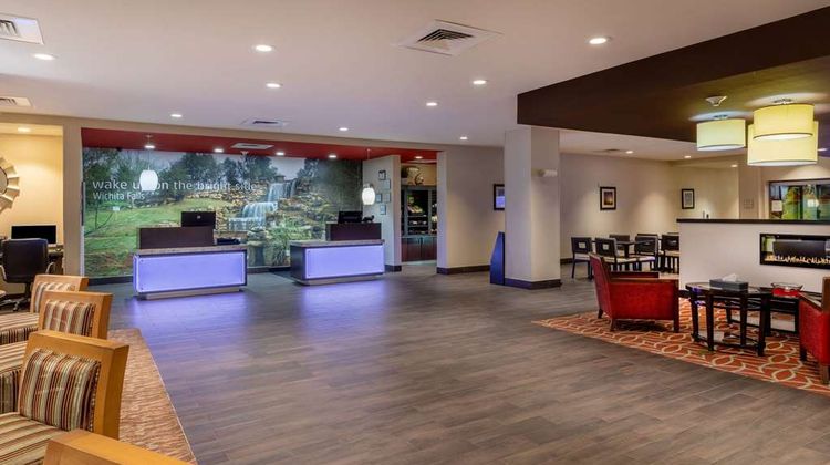 La Quinta Inn & Stes MSU Area Lobby