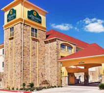 La Quinta Inn & Suites Floresville Exterior
