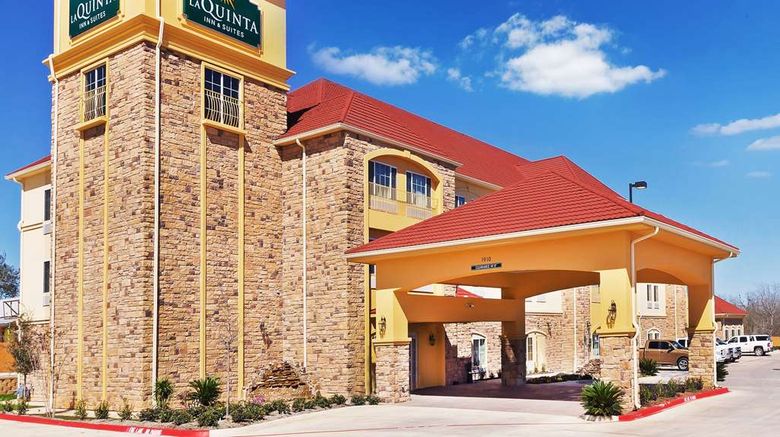 <b>La Quinta Inn & Suites Floresville Exterior</b>. Images powered by <a href="https://iceportal.shijigroup.com/" title="IcePortal" target="_blank">IcePortal</a>.