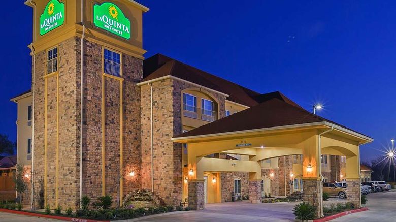 <b>La Quinta Inn & Suites Floresville Exterior</b>. Images powered by <a href="https://iceportal.shijigroup.com/" title="IcePortal" target="_blank">IcePortal</a>.