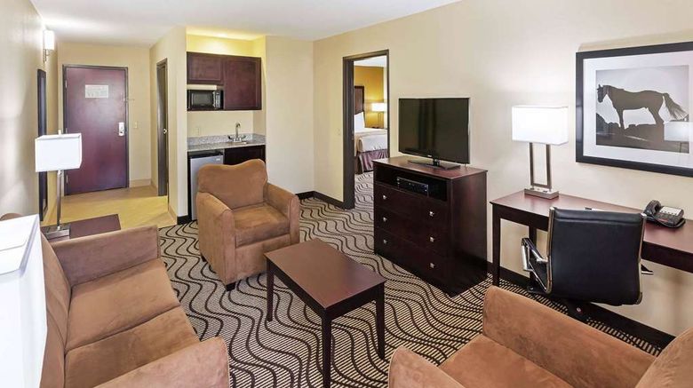 <b>La Quinta Inn & Suites Floresville Suite</b>. Images powered by <a href="https://iceportal.shijigroup.com/" title="IcePortal" target="_blank">IcePortal</a>.
