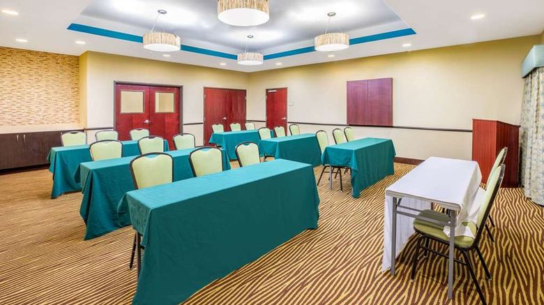 <b>La Quinta Inn & Suites Floresville Meeting</b>. Images powered by <a href="https://iceportal.shijigroup.com/" title="IcePortal" target="_blank">IcePortal</a>.