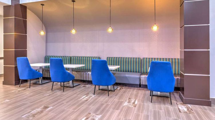 La Quinta Inn & Suites Tyler University Lobby