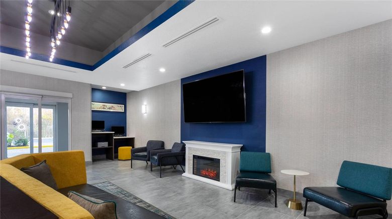 <b>La Quinta Inn & Suites Tampa Central Lobby</b>. Images powered by <a href="https://iceportal.shijigroup.com/" title="IcePortal" target="_blank">IcePortal</a>.