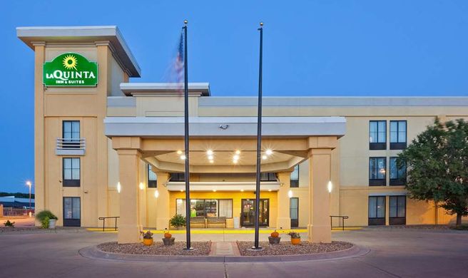 La Quinta Inn & Suites Salina Exterior