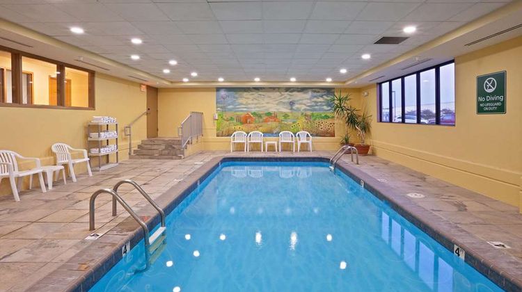 La Quinta Inn & Suites Salina Pool