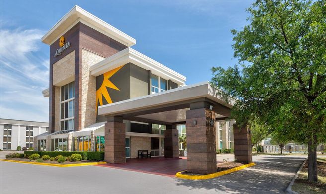 La Quinta Inn & Suites Dallas I-35 Exterior