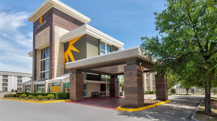 La Quinta Inn & Suites Dallas I-35 Exterior