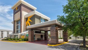 La Quinta Inn & Suites Dallas I-35