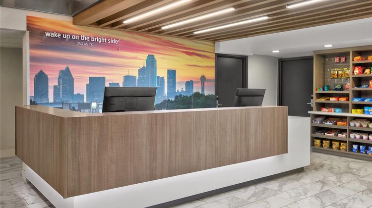 La Quinta Inn & Suites Dallas I-35 Lobby
