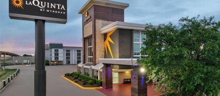 La Quinta Inn & Suites Dallas I-35 Exterior