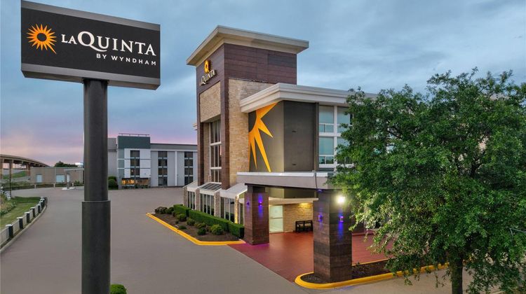 La Quinta Inn & Suites Dallas I-35 Exterior