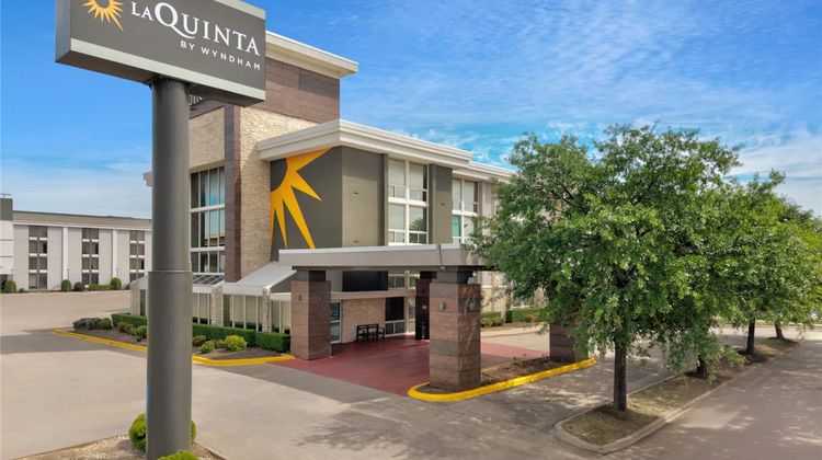 La Quinta Inn & Suites Dallas I-35 Exterior