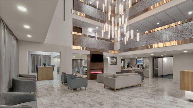 La Quinta Inn & Suites Dallas I-35 Lobby