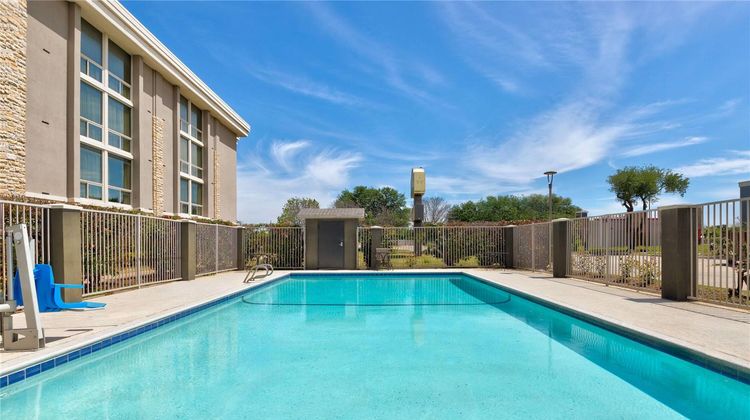 La Quinta Inn & Suites Dallas I-35 Pool