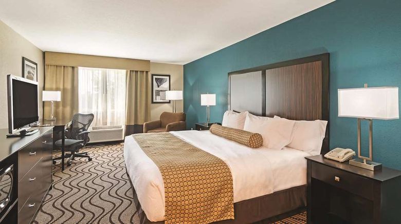 <b>La Quinta Inn & Suites Boise Towne Sq Room</b>. Images powered by <a href="https://iceportal.shijigroup.com/" title="IcePortal" target="_blank">IcePortal</a>.