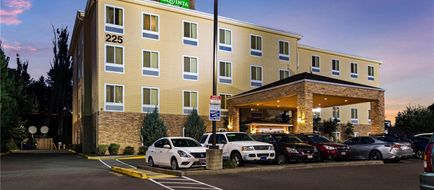 La Quinta Inn & Suites Auburn Exterior