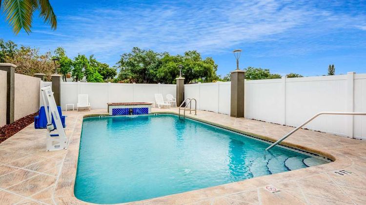 La Quinta Inn & Suites St Petersburg NE Pool