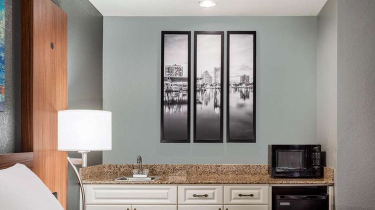 La Quinta Inn & Suites St Petersburg NE Suite