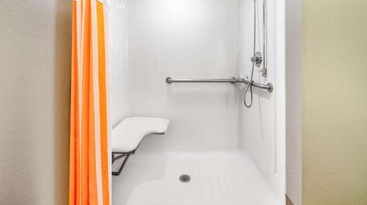 La Quinta Inn & Suites St Petersburg NE Room