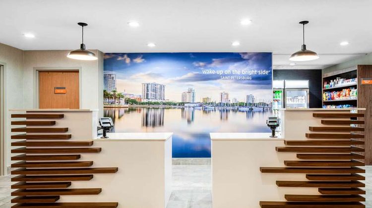 La Quinta Inn & Suites St Petersburg NE Lobby