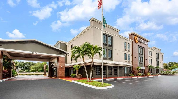 La Quinta Inn & Suites St Petersburg NE Exterior