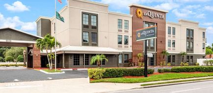 La Quinta Inn & Suites St Petersburg NE Exterior